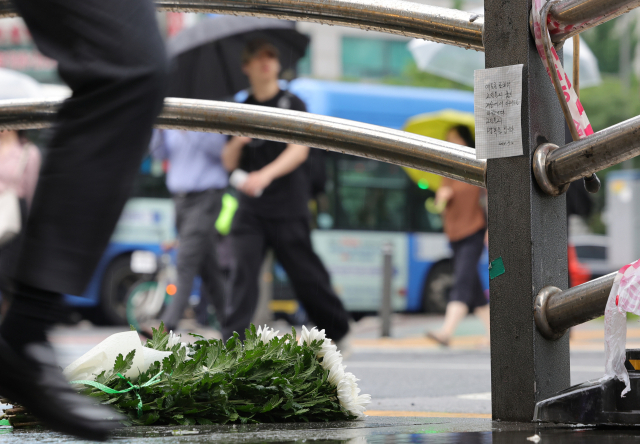 2일 오전 지난밤 대형 교통사고가 발생한 서울 중구 시청역 7번 출구 인근 사고 현장에 추모 글이 붙어 있다. 연합뉴스