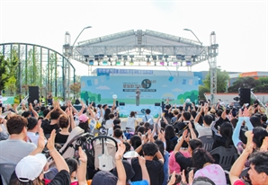 아파트 행사에 코요태·국회의원까지…'남다른' 검암역 로열파크시티 1주년 축제