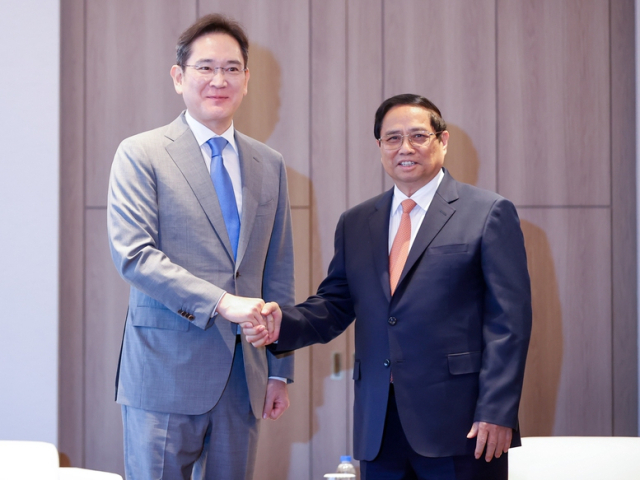이재용(왼쪽) 삼성전자 회장이 2일 팜민찐 베트남 총리와 만나 미래 사업 협력 방안에 대해 논의하고 있다. 사진=베트남 관보