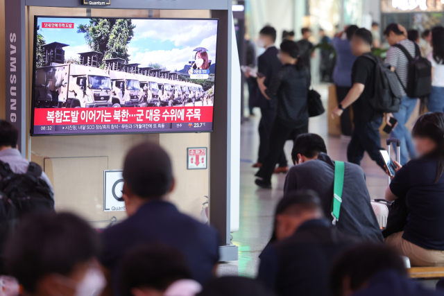 북한이 탄도미사일 2발을 발사했다고 합동참모본부가 밝힌 1일 서울역에서 관련 뉴스를 시민들이 시청하고 있다. 연합뉴스