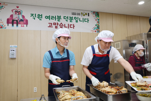 하은호 군포시장이 취임 2주년을 맞은 1일 구내식당에서 감사 배식을 하고 있다. 사진 제공 = 군포시