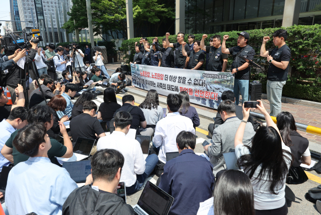 전국삼성전자노동조합이 지난 5월 29일 서울 삼성전자 서초사옥 앞에서 파업을 선언하고 있다. 연합뉴스