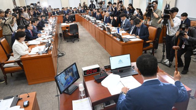 민주 당론 1호 '전국민 25만원 민생지원법' 행안위 상정