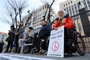 시위 도중 경찰관에 침 뱉은 전장연 활동가, 현행범 체포