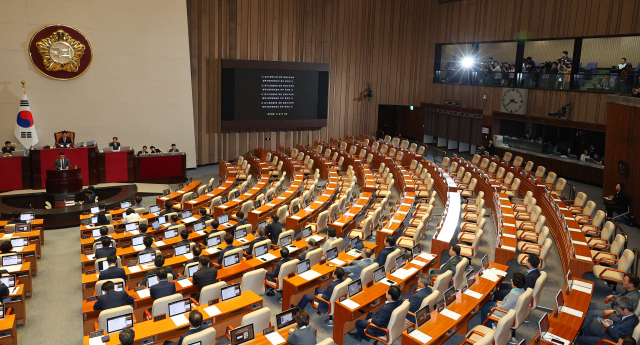 2일 오후 국민의힘 의원들이 불참한 가운데 국회 본회의가 열리고 있다. 연합뉴스