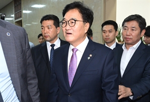 농성중인 여당 피해 본회의장 향하는 우원식 의장