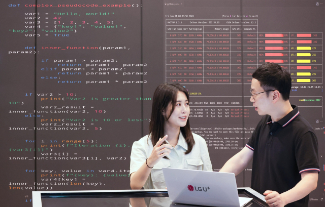 LG유플러스 직원들이 회사가 자체 개발한 소형언어모델(sLLM) 익시젠을 테스트하며 대화하고 있다. 사진 제공=LG유플러스