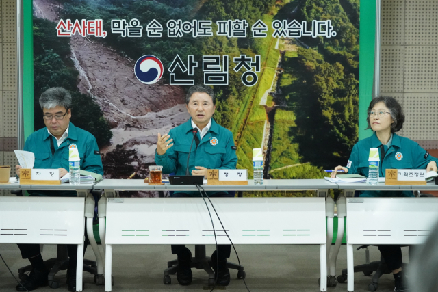 남성현(왼쪽 두번째) 산림청장이 2일 산사태 대비 긴급대책회의를 주재하고 있다. 사진제공=산림청