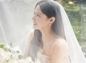 "조민, 하늘에서 내려온 선녀"·"남편, 전생에 나라 구했나"…웨딩화보 공개에 반응 '폭발'