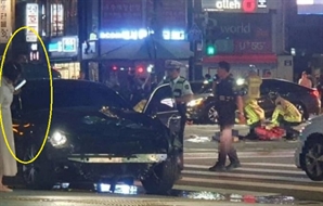 바로 옆에 사람 죽어가는데…차만 살피는 흰 원피스의 동승자 ‘경악’