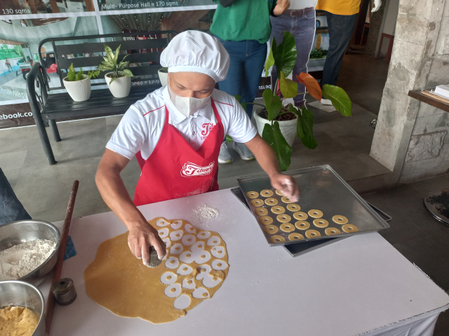 티타이스에서 장인이 직접 손으로 과자를 만들고 있다. 이경운 기자