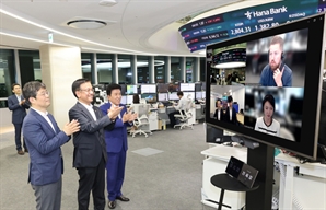 최상목 경제부총리, 외환거래 연장 첫날 하나은행 방문