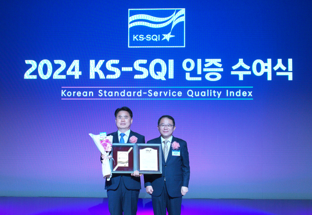 이희수(왼쪽) 신한저축은행 대표이사와 강명수 한국표준협회 회장이 2024 한국서비스품질지수(KS-SQI) 인증 수여식에서 기념 촬영을 하고 있다. 사진 제공=신한저축은행