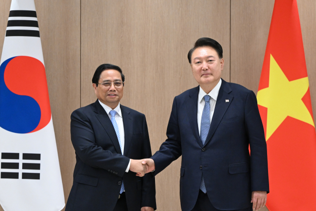 尹, 베트남 총리 만나 '韓기업 LNG발전·광물개발 참여 기대'