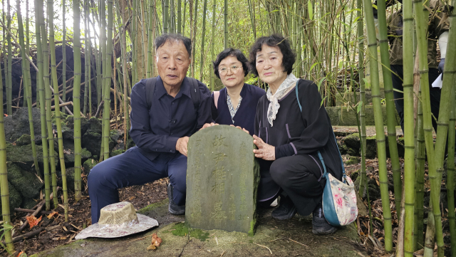 국립창원대가 한인 독립운동가 윤계상 선생의 손자인 윤동균(왼쪽 첫 번째)씨 가족과 함께 하와이 현지 묘소를 참배하고 있다. 사진제공=국립창원대학교