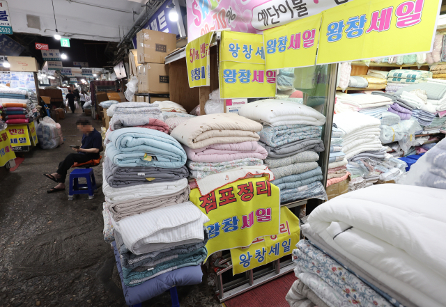 서울의 한 상가 내 가게에 점포 정리 관련 안내가 붙어 있다. 연합뉴스