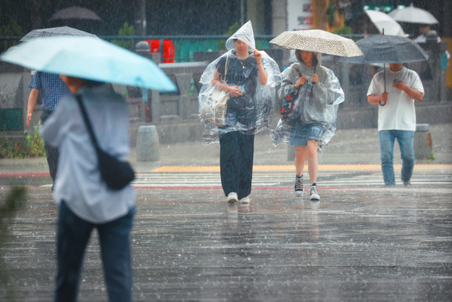 전국적으로 장맛비가 내린 2일 서울 종로구 일대에서 우산을 쓴 시민들이 이동하고 있다. 연합뉴스