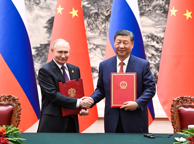 블라디미르 푸틴(왼쪽) 러시아 대통령과 시진핑 중국 국가주석. EPA연합뉴스