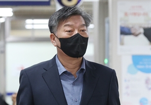 경찰, '함정 도입 비리 의혹' 김홍희 전 해경청장 송치