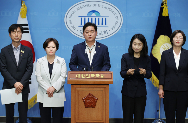 윤종군(가운데) 더불어민주당 의원이 지난달 7일 국회에서 기자회견을 하고 있다.