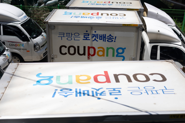 지난달 13일 서울 시내에 쿠팡 배송 차량이 줄지어 서 있다. 연합뉴스