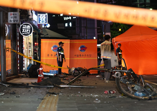 1일 밤 대형 교통사고가 발생한 서울 시청역 인근 교차로 인도에 사고 여파로 파편이 흩어져 있다. 연합뉴스