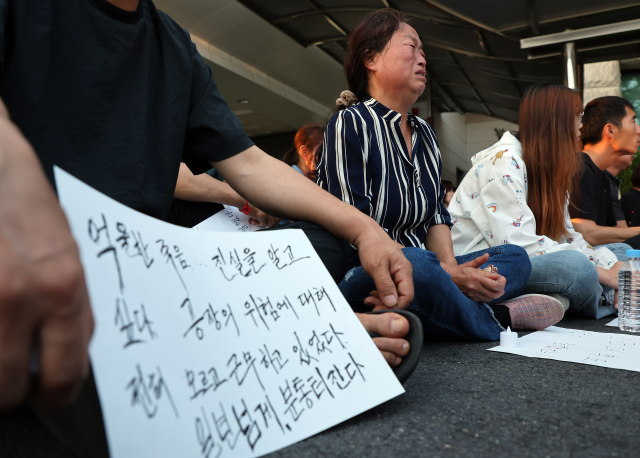 1일 오후 경기 화성시청에서 열린 아리셀 중대재해 참사 시민 추모제에서 참가자들이 눈물을 흘리고 있다. 연합뉴스