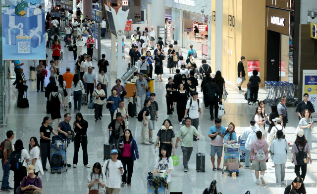 이달 1일 인천국제공항 제1터미널 출국 면세구역이 해외로 떠나려는 여행객들로 붐비고 있다. 뉴스1