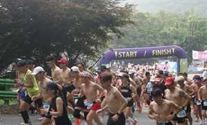 “男 상의 탈의, 女는 탱크탑”…남녀 함께뛰는 ‘알몸 마라톤’ 어디서 열리나