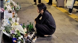 한밤중 시청역 사고 현장 찾은 김건희 여사, 그의 손에 국화꽃 들려있었다