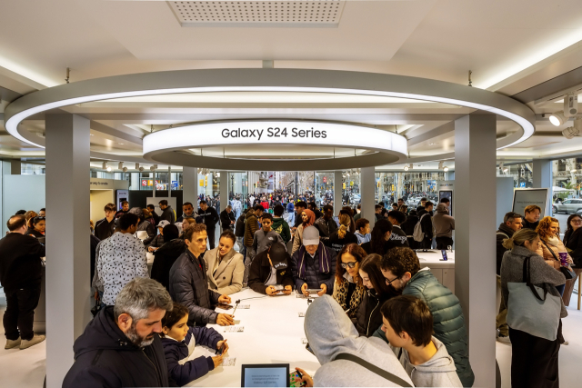 올해 2월 25일 스페인 바르셀로나 카탈루냐 광장에서 운영한 '갤럭시 익스피리언스 스페이스'에서 방문객들이 갤럭시S24 시리즈를 체험하고 있다. 사진 제공=삼성전
