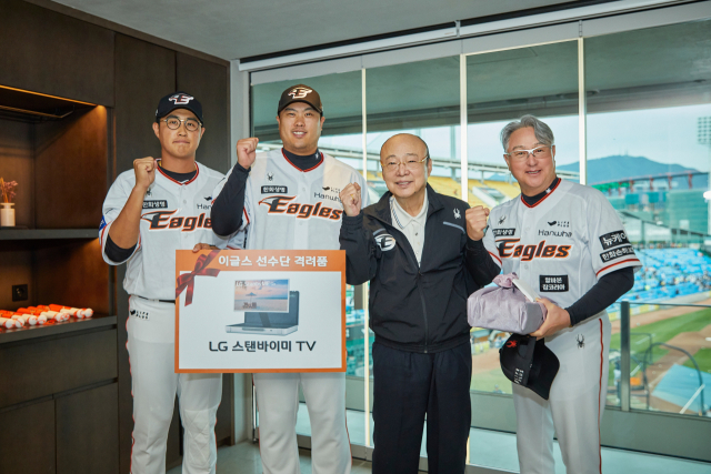 김승연(왼쪽 세 번째) 한화 회장이 대전 한화생명 이글스파크에서 선수들에게 선물을 증정하고 기념 촬영을 하고 있다. 사진 제공=한화