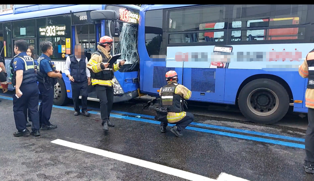 3일 서울 성동구 용답동에서 발생한 추돌사고로 시내버스 2대가 도로에 멈춰서있다. 사진=성동소방서