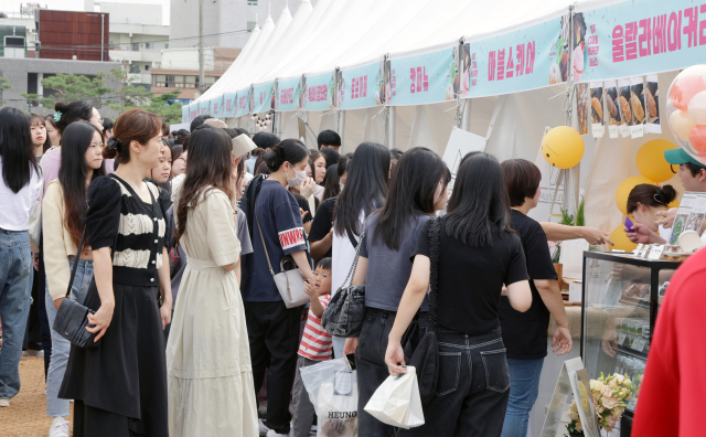 ‘2023 청주 디저트·베이커리 페스타’를 찾은 시민들이 행사장을 둘러보고 있다. 사진제공=청주시