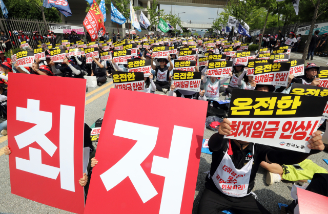 한국노총 조합원들이 최저임금위원회 제8차 전원회의가 열리는 4일 오후 정부세종청사 고용노동부 앞에서 집회를 열고 최저임금 인상을 촉구하고 있다. 연합뉴스