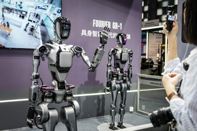 4일 중국 상하이에서 열린 ‘2024 세계인공지능대회(WAIC)’에서 푸리에의 GR-1 휴머노이드 로봇이 관람객에게 손 인사를 하고 있다. AFP연합뉴스