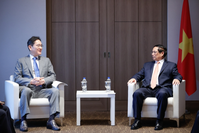 이재용(왼쪽) 삼성전자 회장이 팜민찐 베트남 총리와 이야기를 나누고 있다.