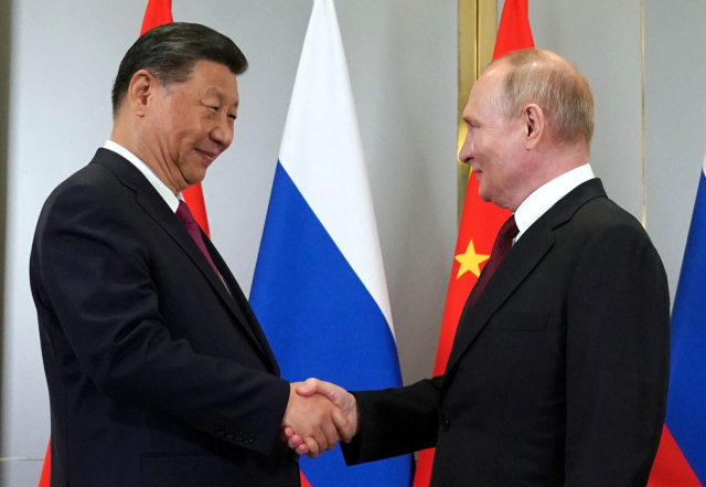 시진핑(왼쪽) 중국 국가주석과 블라디미르 푸틴 러시아 대통령이 3일(현지 시간) 카자흐스탄 아스타나에서 열린 상하이협력기구(SCO) 정상회의에서 만나 악수를 나누고 있다. 두 정상은 5월 회동 이후 1달 반 만에 만나 우호 관계를 재확인했다. 로이터연합뉴스