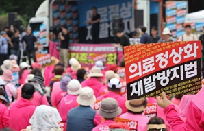 “명분 없는 무기한 휴진 철회해야”…다시 거리로 모인 환자들