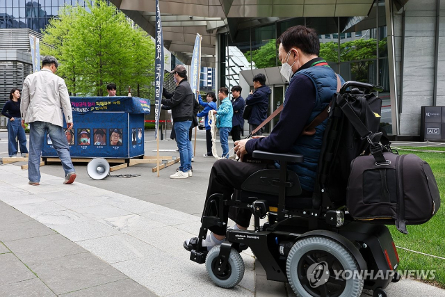 가습기살균제 피해자인 서영철 씨가 지난 4월 22일 오전 서울 영등포구 옥시본사 앞에서 열린 '1853번째 가습기살균제 참사 피해자 죽음 기자회견' 시작을 기다리고 있다. 사진제공=연합뉴스