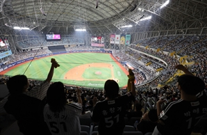 역대급 흥행가도 프로야구, '첫 전반기+역대 최소경기' 600만 관중 돌파