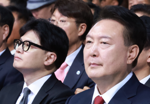 尹 "자유 위해 거짓 선동과 싸워야"…당권 후보들과 악수만
