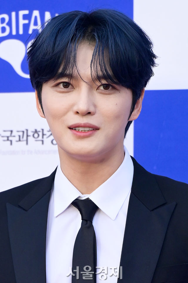 가수 겸 배우 김재중이 4일 오후 경기도 부천시 원미구 부천아트센터에서 열린 제28회 부천국제판타스틱영화제 개막식 레드카펫에서 포즈를 취하고 있다. 김규빈 기자 2024.07.04