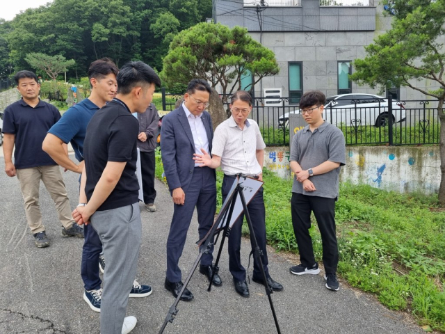 이영민 신임 수지구청장이 지난 3일 용인도시계획도로 소1-69호 개설공사(고기동 216-21번지 일원)현장 등을 방문해 사업 추진 현황을 점검하고 있다. 사진 제공 = 용인시