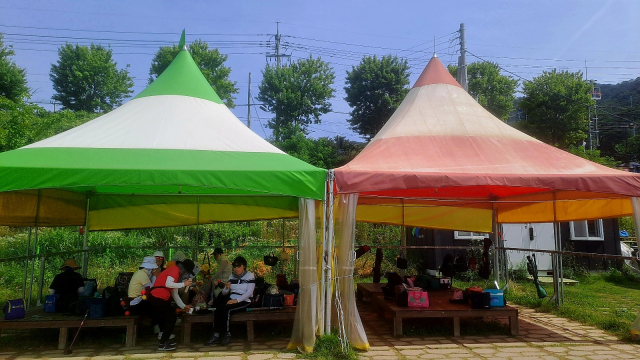 간이식 몽골텐트에서 휴식을 취하는 이용객들. 광산구시설관리공단 제공