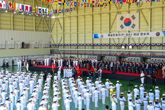 해군이 4일 경북 포항시 해군항공사령부에서 해상 초계기 ‘P-8A 포세이돈’ 인수식을 거행했다. 사진 제공=해군
