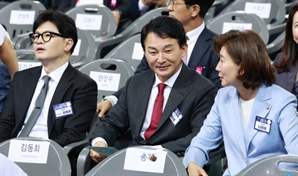 김건희 문자 '읽씹' 논란에 당권주자들, 일제히 한동훈 때리기