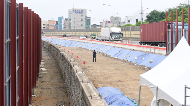 1968년 개통 이래 인천을 양분해 오던 경인고속도로 옹벽이 5일 철거됐다. 사진제공=인천시