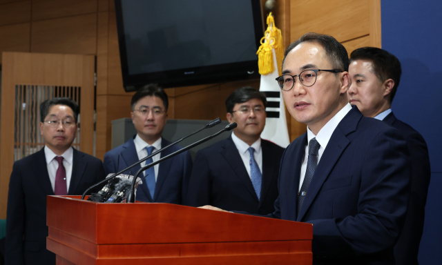 이원석 검찰총장이 2일 서울 서초구 대검찰청 기자실에서 더불어민주당의 '비위 의혹' 검사 4명에 대한 탄핵소추안 제출에 따른 입장 발표를 하고 있다. 뉴스1