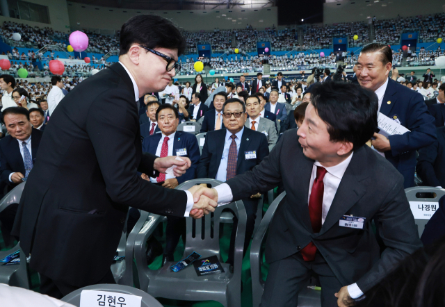 국민의힘 당대표 후보인 한동훈 전 비대위원장과 원희룡 전 국토교통부 장관이 4일 인천 남동체육관에서 열린 한국자유총연맹 창립 제70주년 기념식에 참석, 인사하고 있다. 2024.7.4 연합뉴스